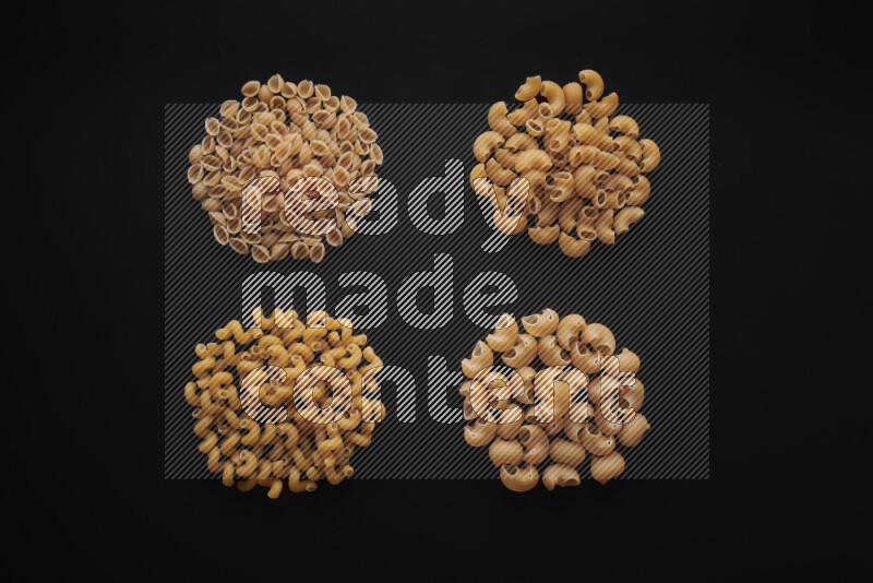 أنواع مختلفة من المعكرونة علي خلفية سوداء