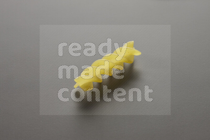 معكرونة فيوزيللي علي خلفية رمادية