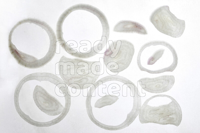 شرائح من البصل علي خلفية بيضاء مضيئة