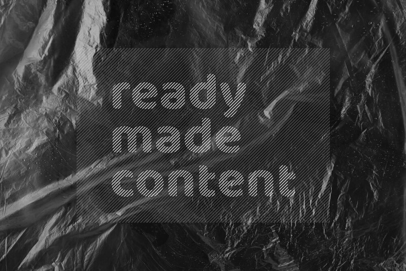 تظهر الصورة سطح من البلاستيك علي خلفية داكنة