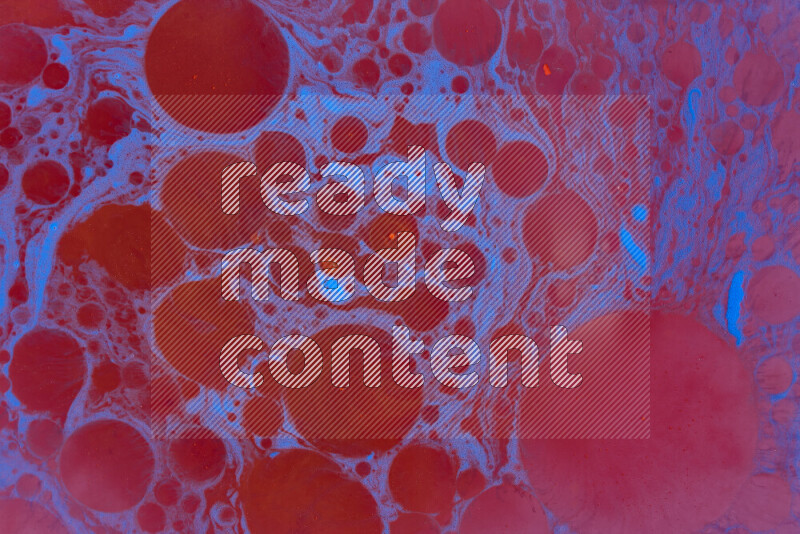 تظهر الصورة أشكال مختلفة من تداخلات اللون الأحمر والأزرق