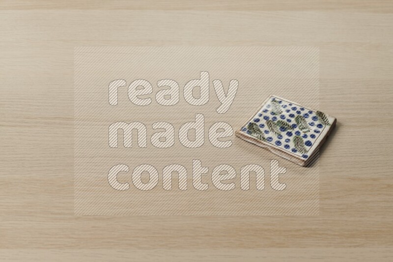 قواعد أكواب مزخرفة على خلفية خشبية فاتحة