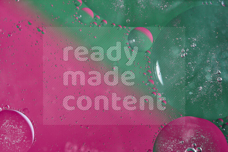 لقطات مقربة لفقاعات من الزيت على سطح الماء باللون الأخضر والوردي