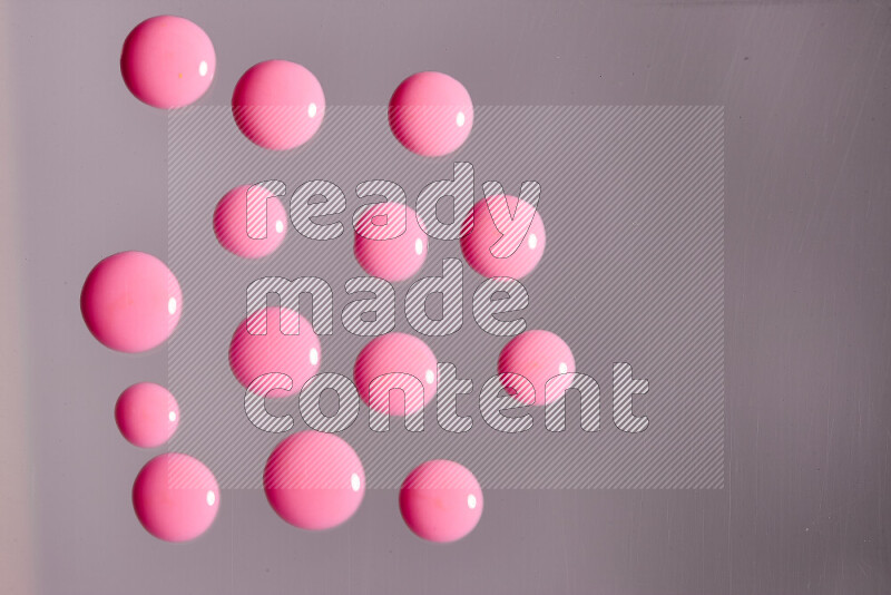 لقطات مقربة لقطرات من اللون الوردي على الخلفية