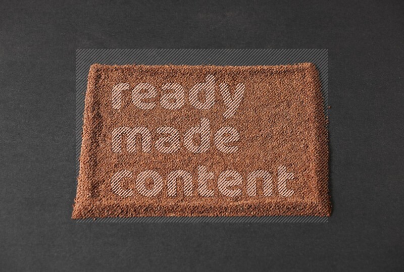 بذور حب الرشاد تملأ الخلفية على أرضية سوداء