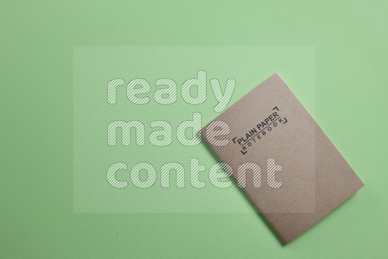 دفتر ملاحظات على خلفية خضراء