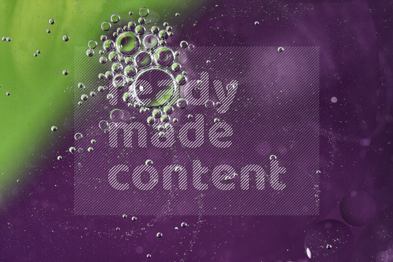 لقطات مقربة لفقاعات من الزيت على سطح الماء باللون الأخضر والأرجواني