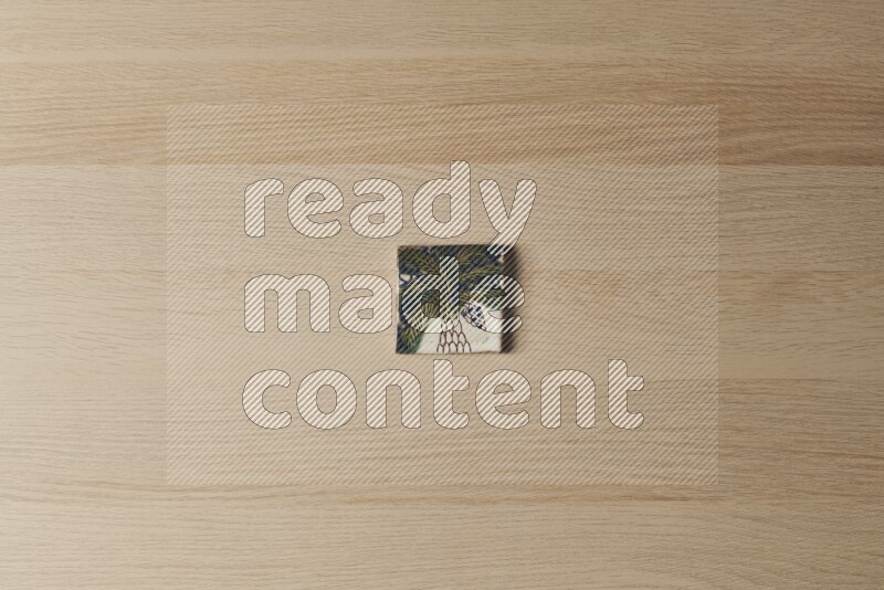 قواعد أكواب فخارية مزخرفة على خلفية خشبية فاتحة