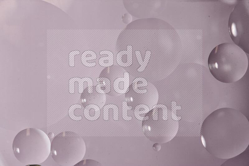 لقطات مقربة لفقاعات من الزيت على سطح الماء باللون الرمادي