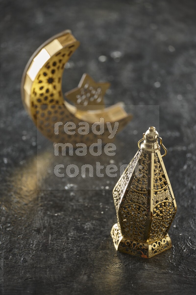 فانوس هلالي خشبي مع فانوس رمضان كلاسيكي على خلفية سوداء