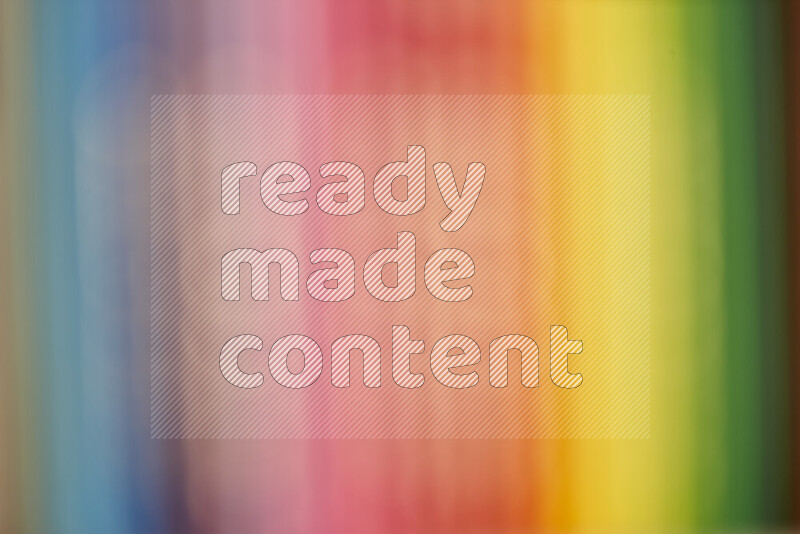 تلتقط الصورة صورة مقربة لأقلام خشبية ملونة حادة على خلفية متعددة الألوان