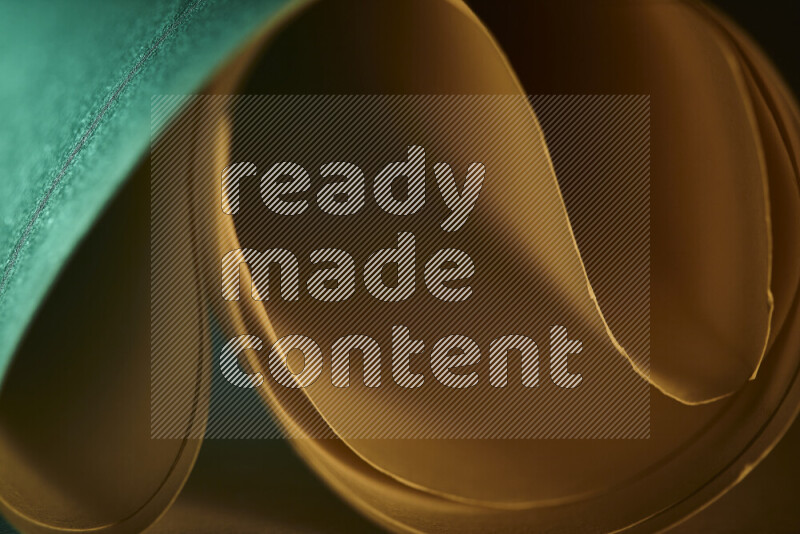 فن تجريدي يعرض منحنيات وتدرجات اللون الأخضر والبرتقالي مكونه بضوء ملون