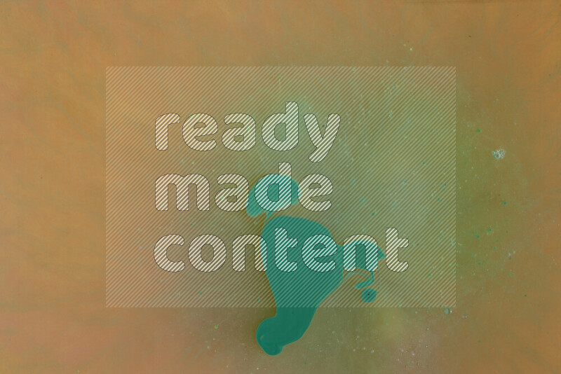 تلتقط الصورة تناثرا للطلاء الأخضر علي خلفية برتقالية