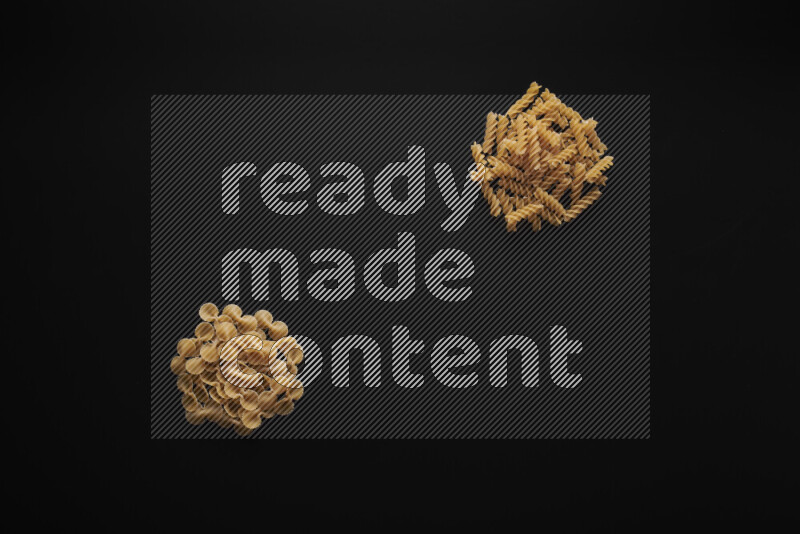 أنواع مختلفة من المعكرونة علي خلفية سوداء