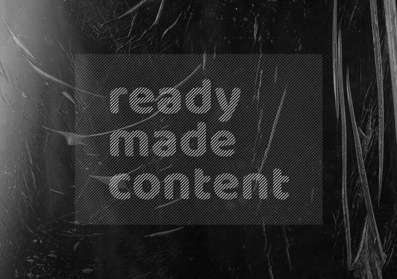 تظهر الصورة سطح من البلاستيك علي خلفية داكنة