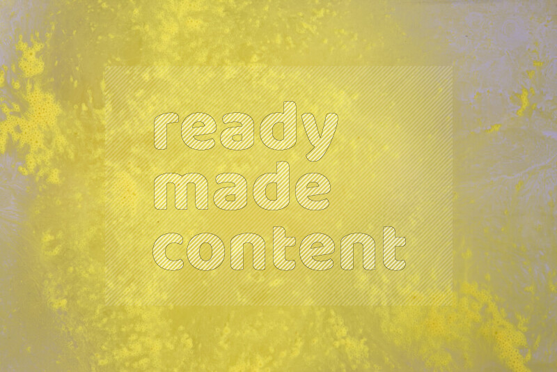 تلتقط الصورة تناثرا للطلاء الأصفر علي خلفية بيضاء