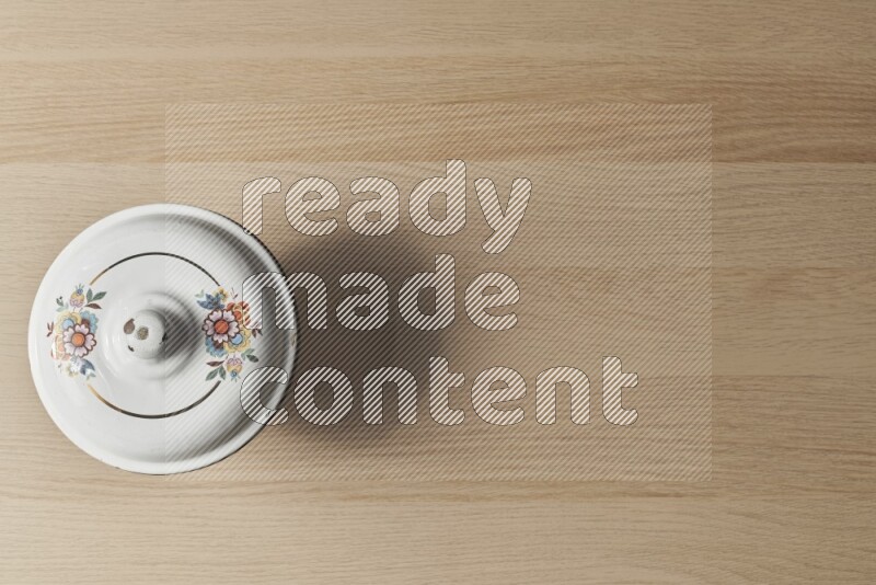 وعاء عتيق معدني على خلفية خشبية فاتحة