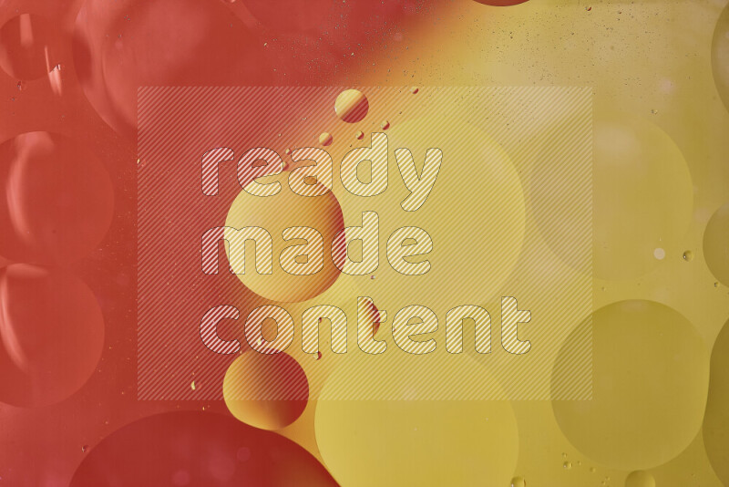 لقطات مقربة لفقاعات من الزيت على سطح الماء باللون البرتقالي والأصفر