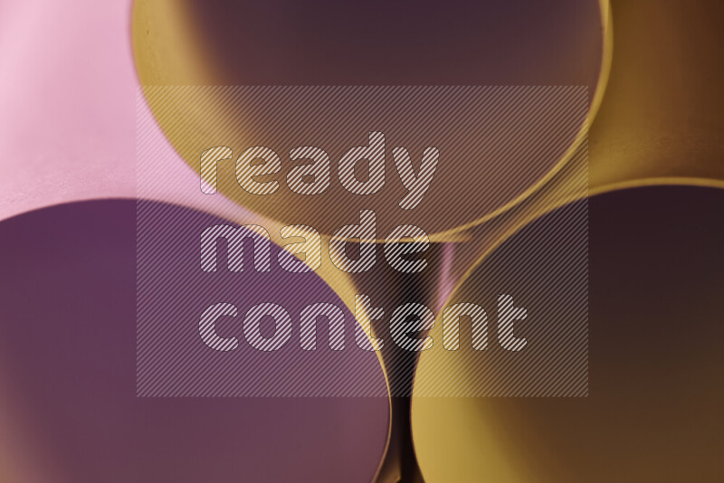 الصورة تعرض فن ورقي تجريدي بأشكال دائرية بدرجات متنوعة من اللون الوردي والدرجات الدافئة