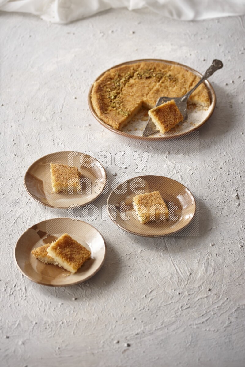 كنافة علي خلفية بيضاء خشبية