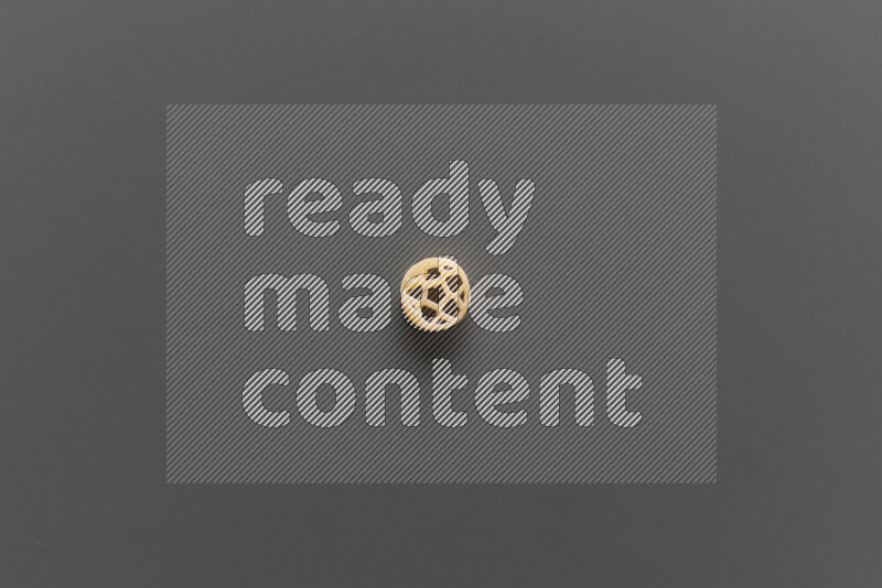 معكرونة بأشكال مختلفة للأطفال علي خلفية رمادية