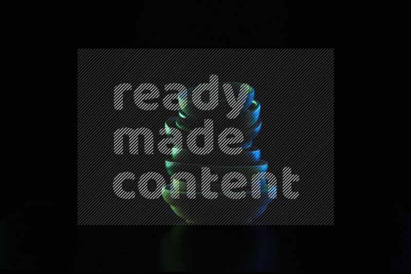 أدوات مطبخ خشبية مع حواف مضيئة ملونة على خلفية سوداء