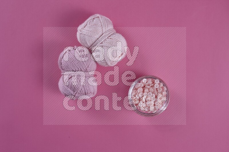 مجموعة من أدوات الخياطة والتفصيل زهرية اللون على خلفية زهرية