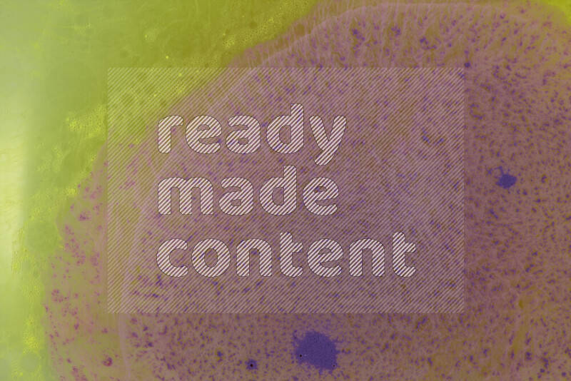 تلتقط الصورة تناثرا للطلاء الأرجواني علي خلفية صفراء