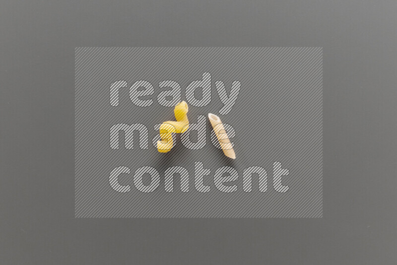 معكرونة تويست مع أنواع أخري من المعكرونة علي خلفية رمادية