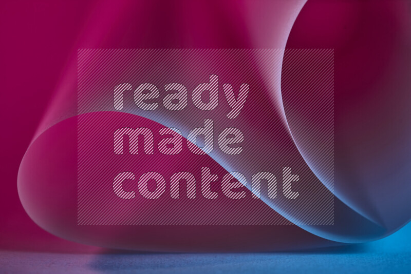 فن تجريدي يعرض منحنيات وتدرجات اللون الأزرق والوردي مكونه بضوء ملون