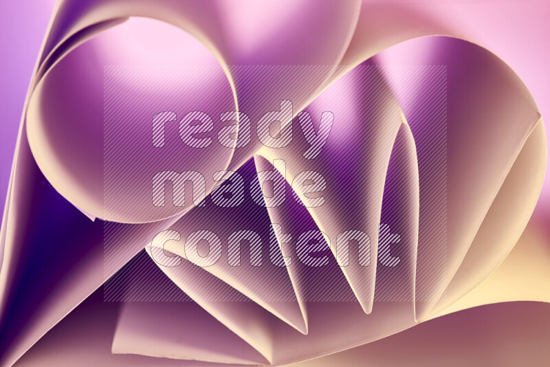 عرض فني لطيات الورق تخلق مزيج من الأشكال الهندسية، مضاءة بإضاءة ناعمة بدرجات اللون الارجواني والالوان الدافئة