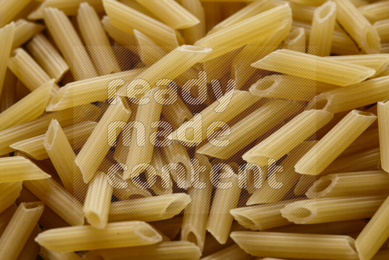 معكرونة فرن صغيرة علي خلفية رمادية