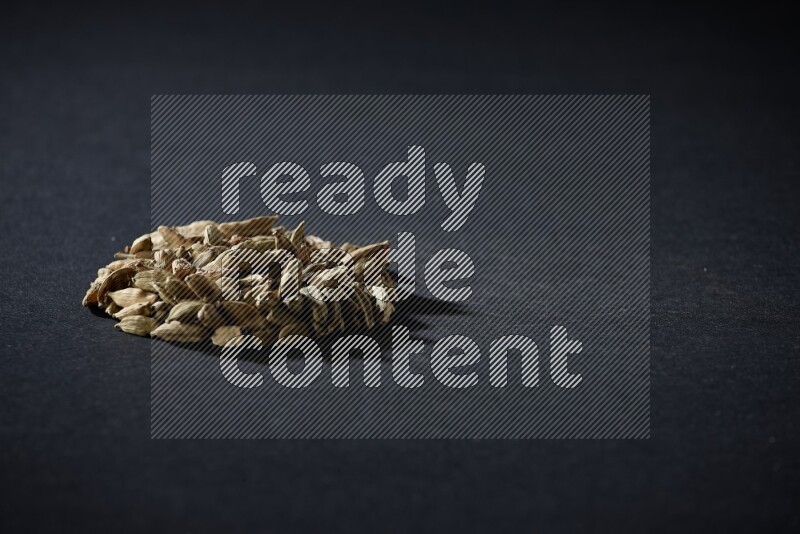 حبوب الهيل في شكل دائري على خلفية سوداء