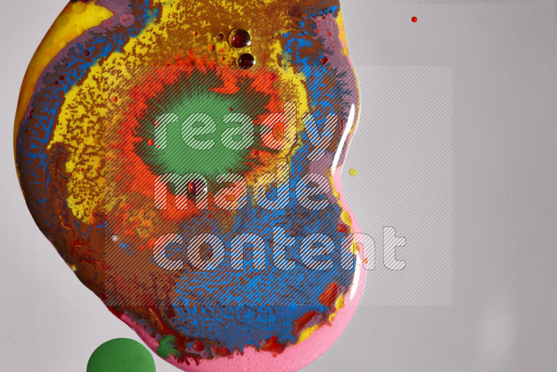 لقطات مقربة لألوان متنوعة تمتزج على خلفية رمادية