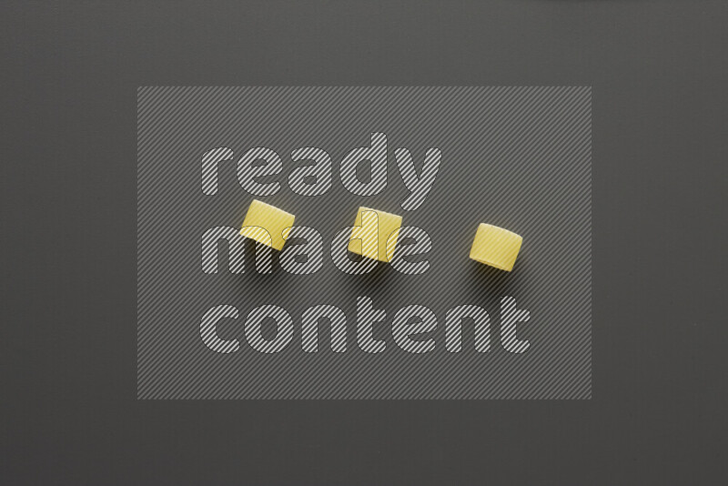 معكرونة خواتم علي خلفية رمادية