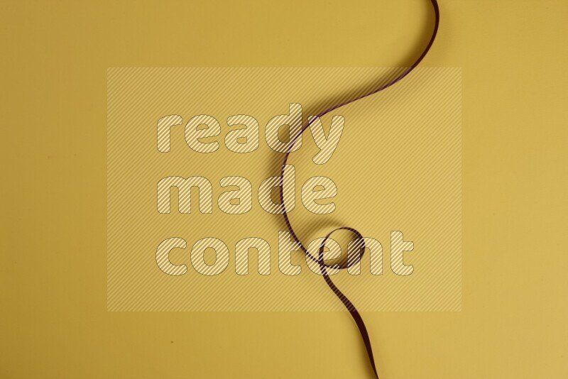 مجموعة من أدوات الخياطة والتفصيل حمراء اللون على خلفية صفراء