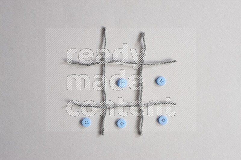 أزرار زرقاء موضوعة علي خلفية رمادية