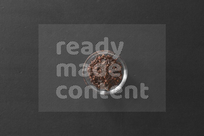 قرنفل في وعاء زجاجي علي خلفية سوداء