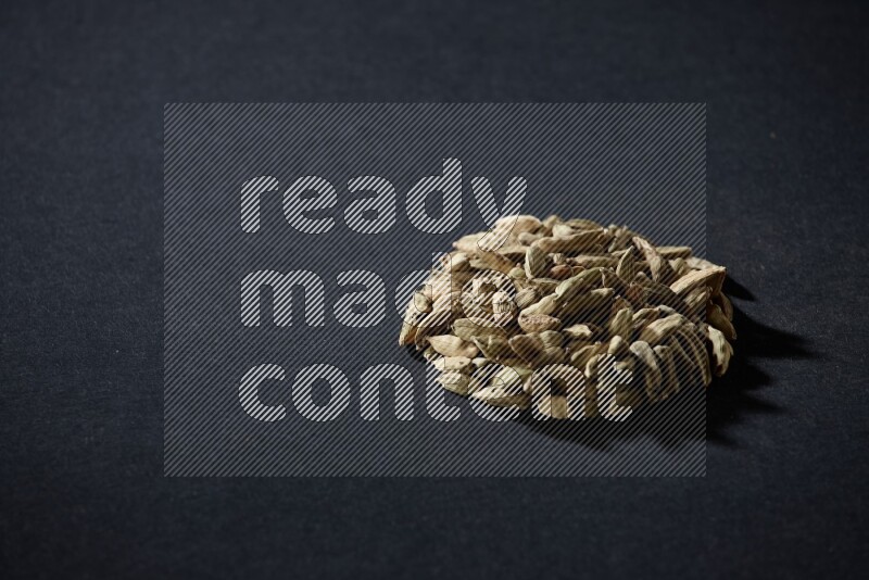 حبوب الهيل في شكل دائري على خلفية سوداء