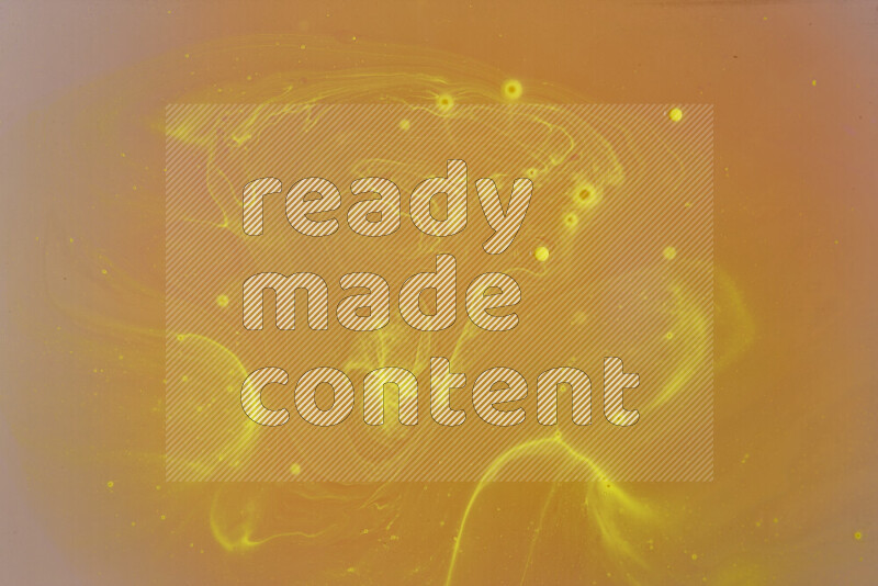 تلتقط الصورة تناثرا للطلاء الأصفر علي خلفية بيضاء