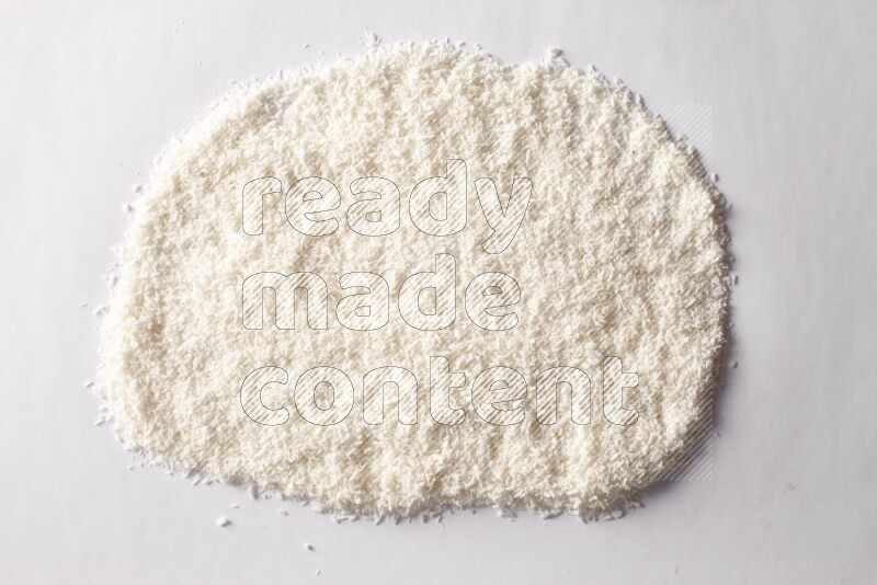 جوز هند مجفف على خلفية بيضاء