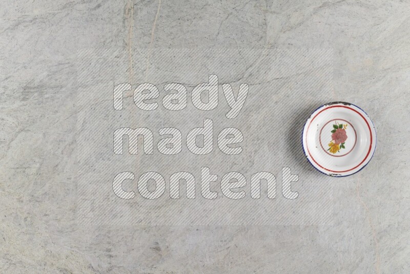 صحن معدني عتيق على خلفية من الرخام الرمادي