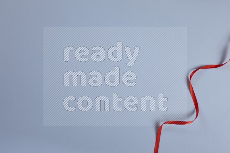 مجموعة من أدوات الخياطة والتفصيل حمراء اللون على خلفية زرقاء