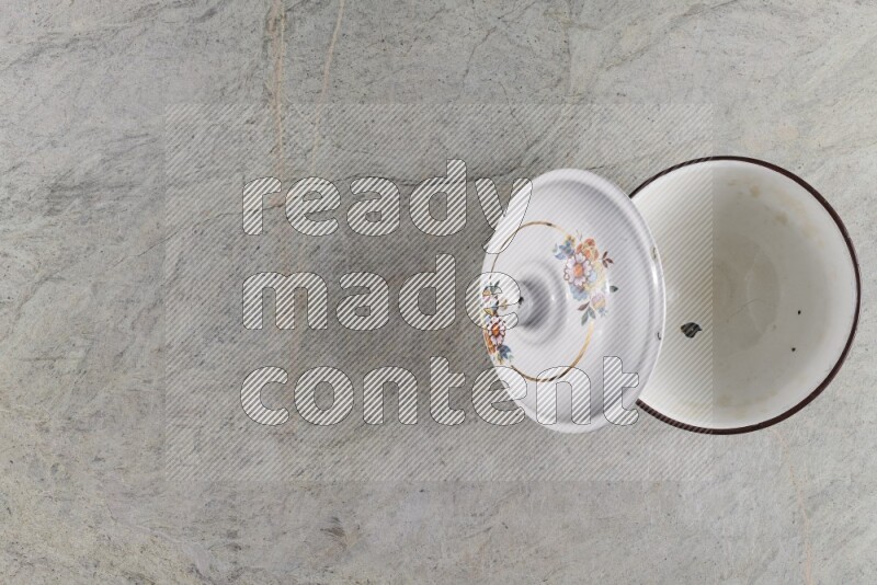 وعاء عتيق معدني على خلفية من الرخام الرمادي