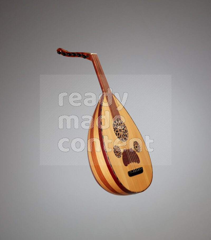 عودي خشبي بني على خلفية رمادية