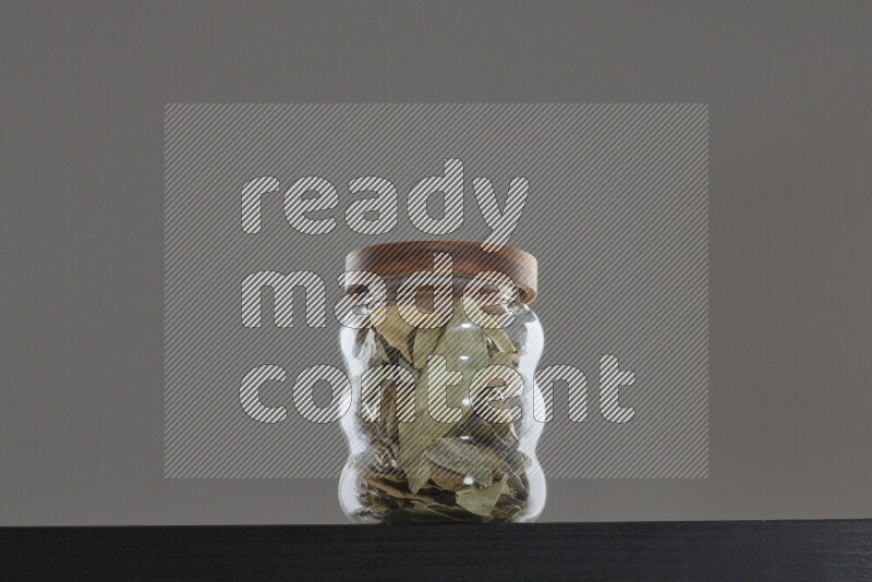 أوراق الغار في وعاء زجاجي على خلفية سوداء