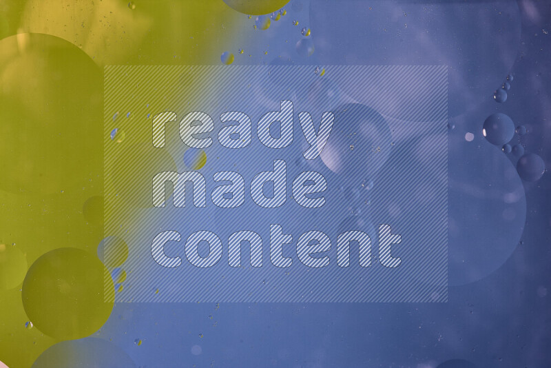 لقطات مقربة لفقاعات من الزيت على سطح الماء باللون الأزرق والأخضر