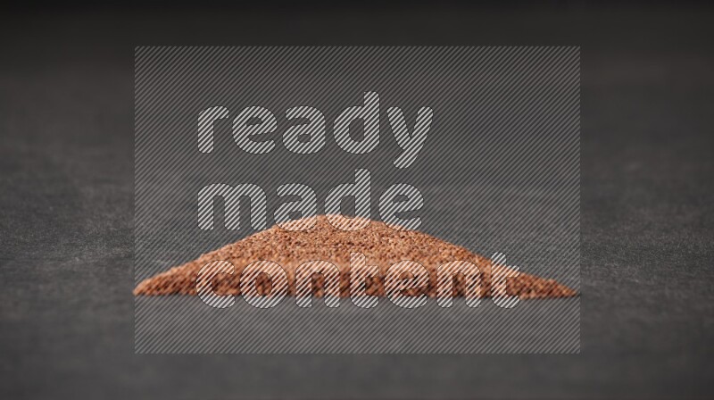 بذور حب الرشاد علي شكل مثلث علي خلفية سوداء