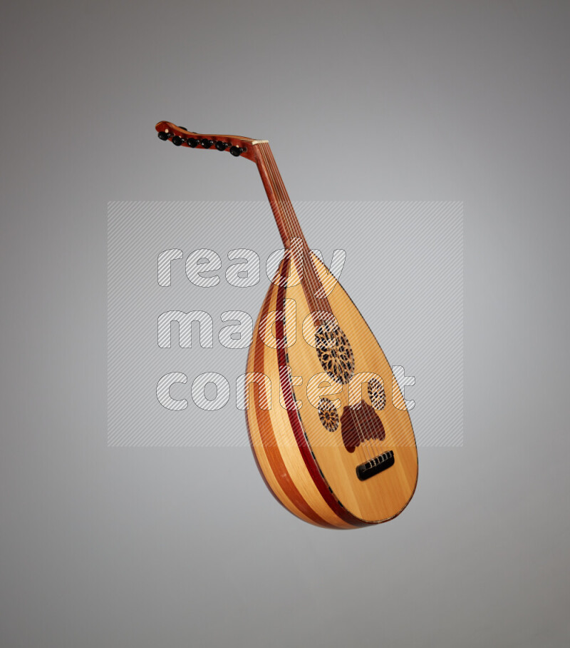 عودي خشبي بني على خلفية رمادية