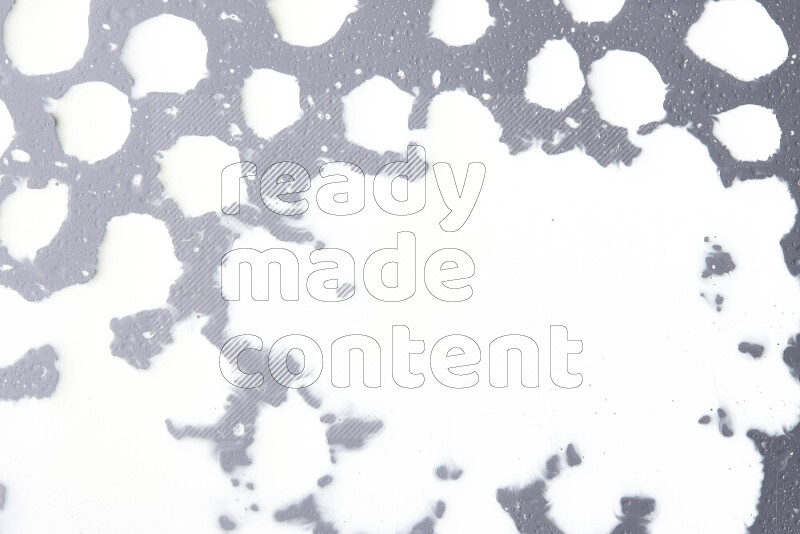 لقطات مقربة لقطرات من اللون الأبيض على الخلفية